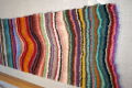 Hand tuffed tapijt, work in progress, golvend patroon, felle kleuren combinatie.