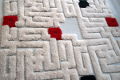 Hand tuffed tapijt, gebroken wit met kleuraccent, doolhof motief